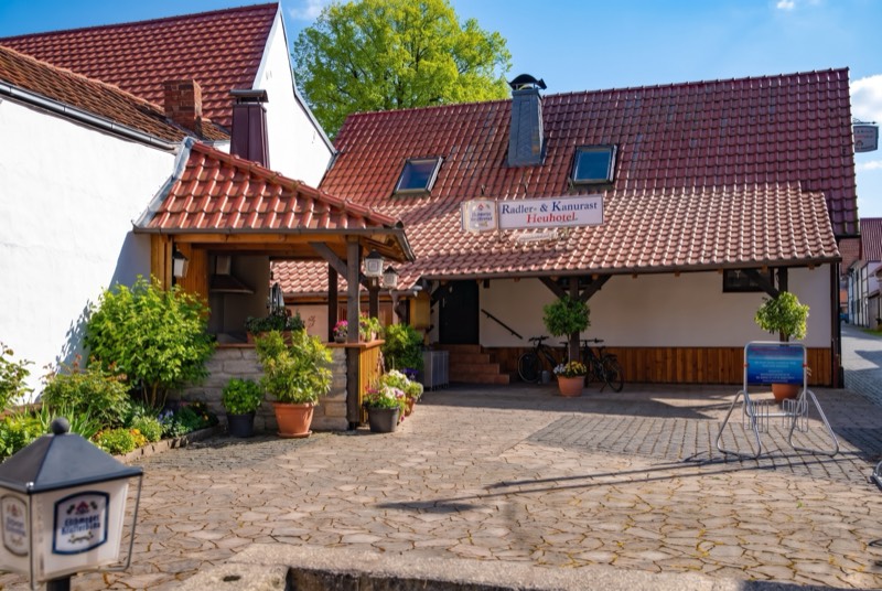 Gepflasterter Hof vor dem Heuhotel mit überdachtem Sitzplatz